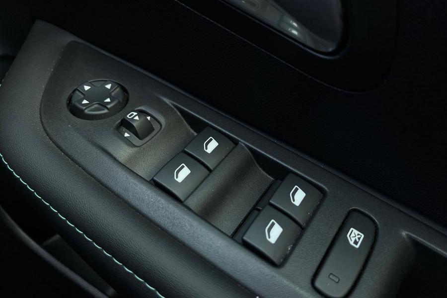 Peugeot 208 Photo autoimg-8f86e3b2bdff9a2acd41e01feea7721b3cff4059.jpg