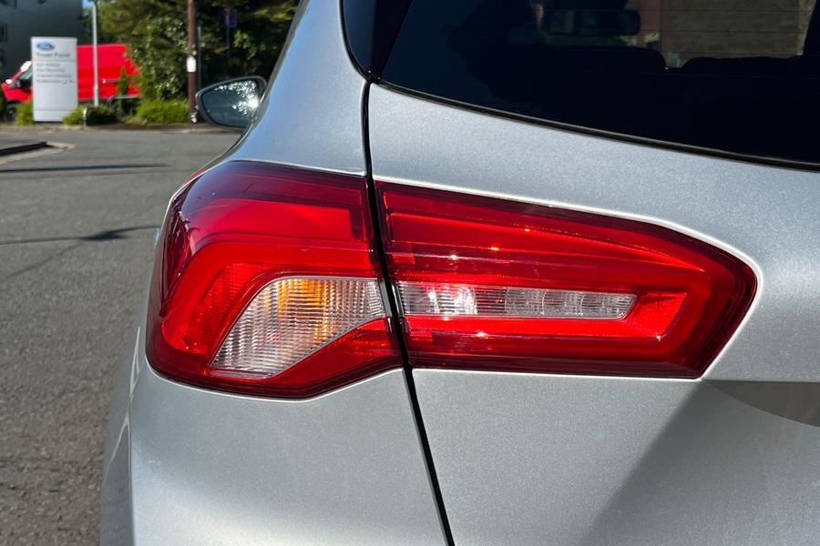 Ford FOCUS Photo autoimg-8f94900ca4ec9bc190f1be32e45de68830df0593.jpg