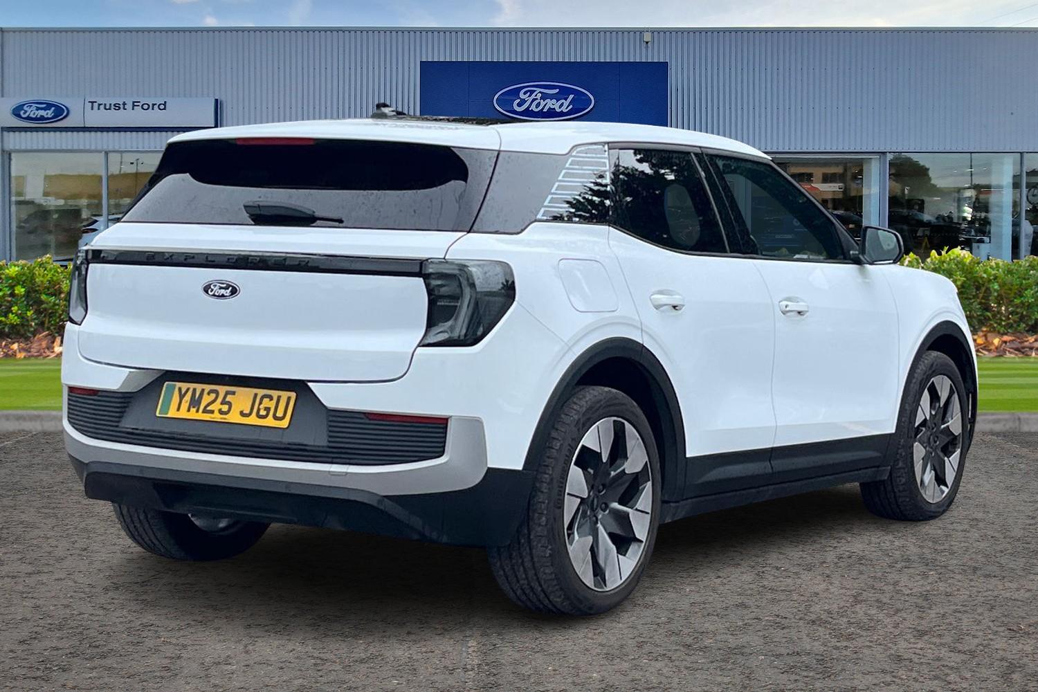 Ford Explorer Photo 3