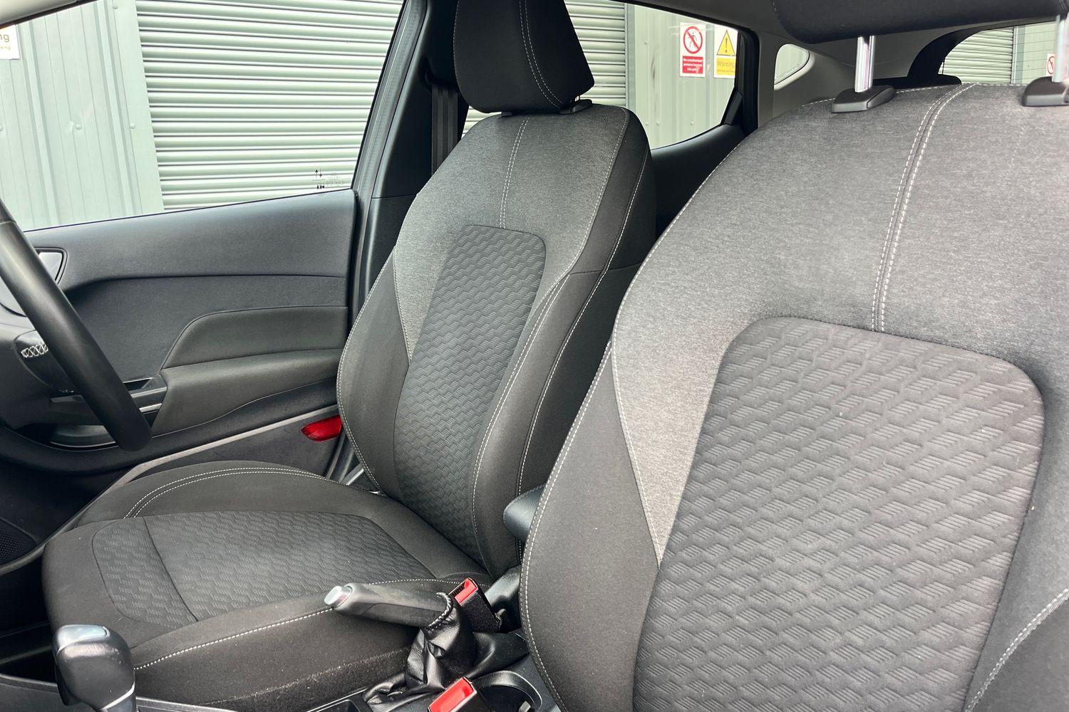Ford FIESTA Photo 18