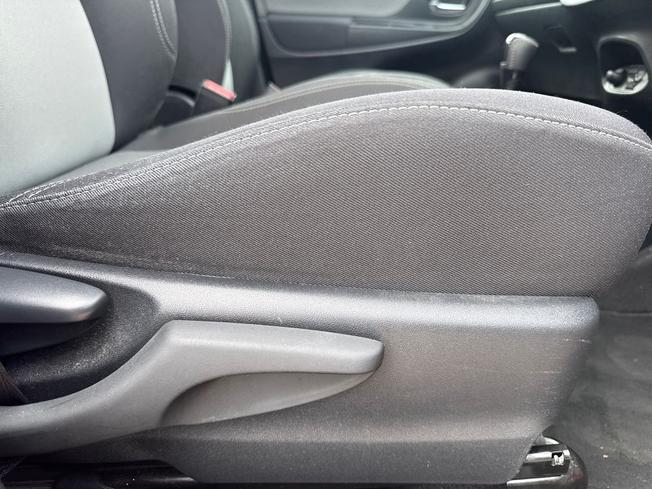 TOYOTA Yaris Photo 25