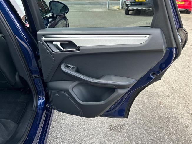 PORSCHE Macan Photo 44