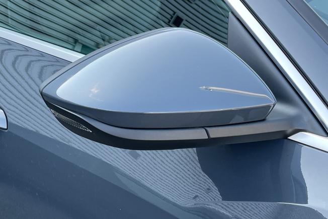 AUDI Q8 E-Tron Photo 20