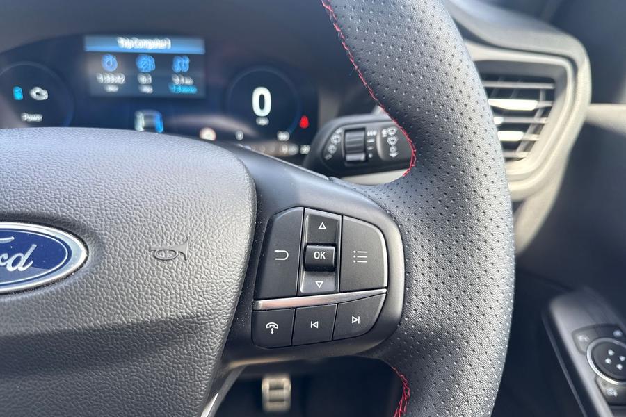 Ford KUGA Photo autoimg-906f8ec2ca2fed468f7c719f5d64f81d305625b3.jpg
