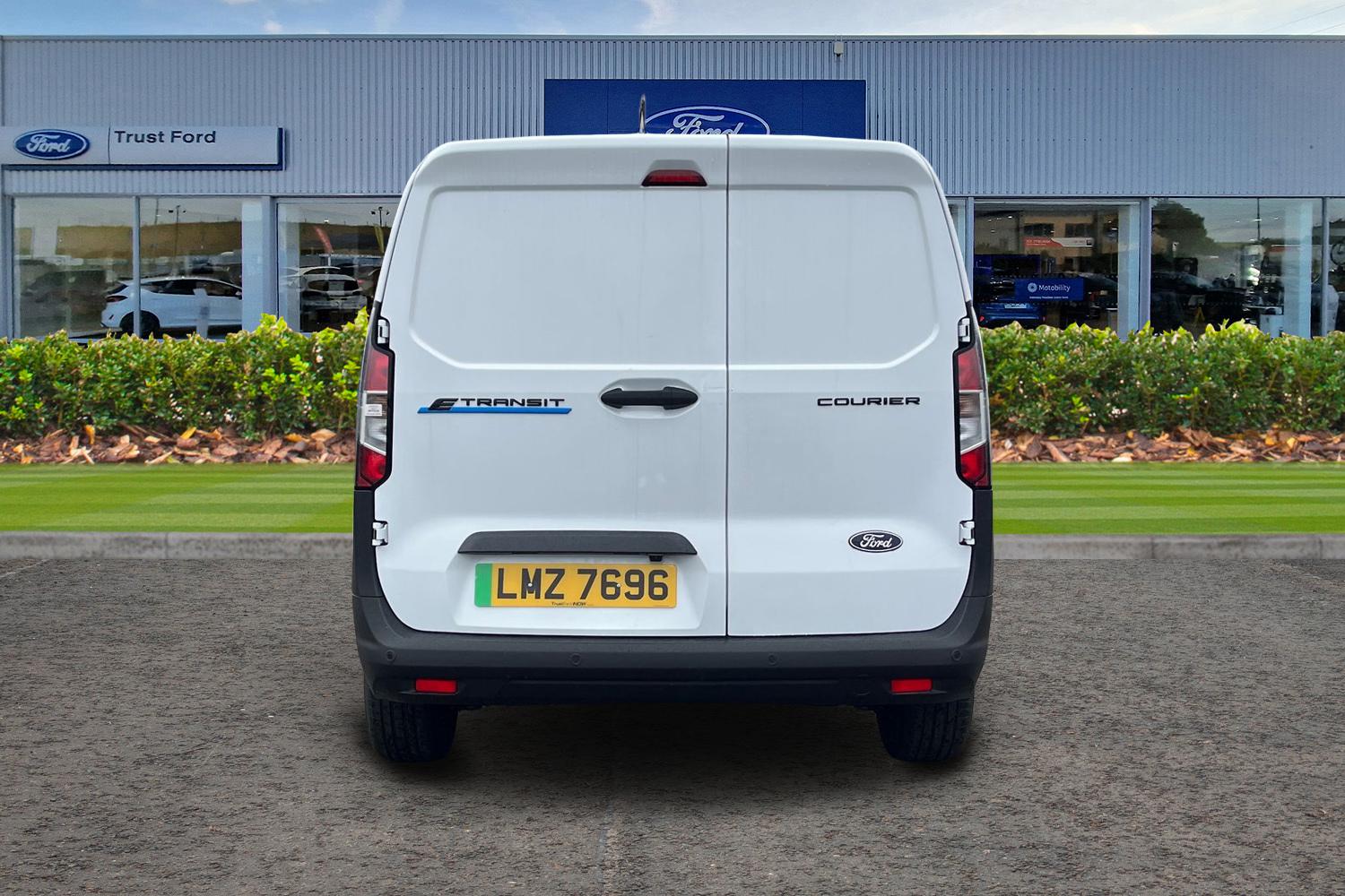 Ford TRANSIT COURIER Photo 12