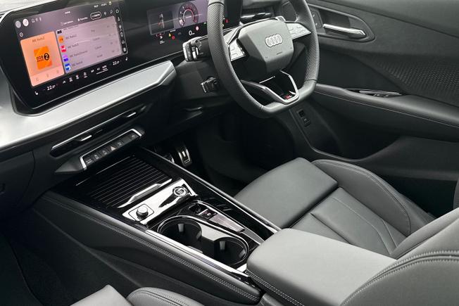 Audi Q3 SUV Photo 27