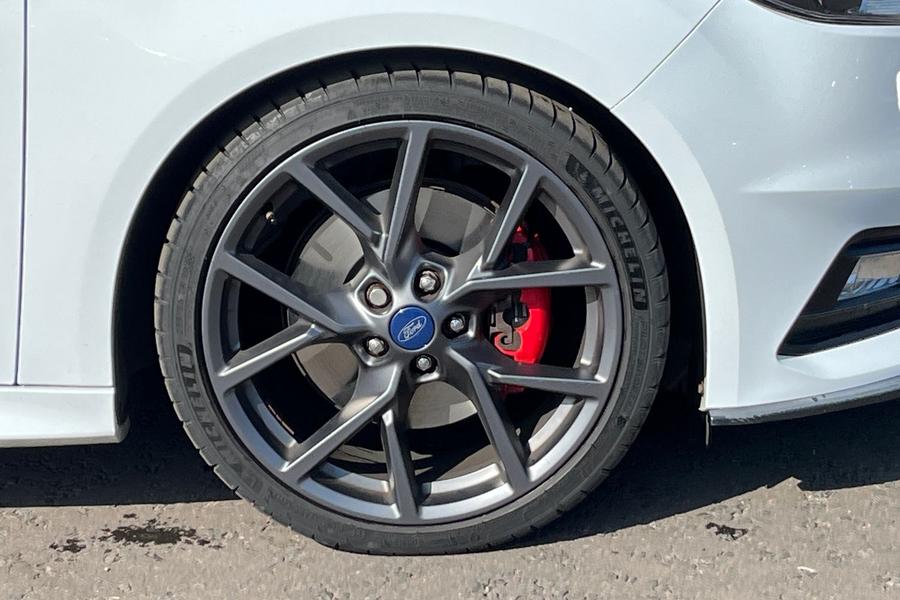 Ford FOCUS Photo autoimg-90d9953ce4dc2baa9533096a4369e4b628a21876.jpg