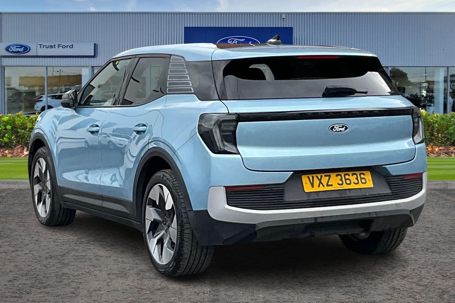 Ford Explorer Photo 1