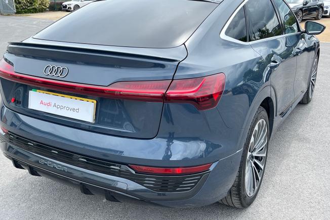 AUDI Q8 E-Tron Photo 18