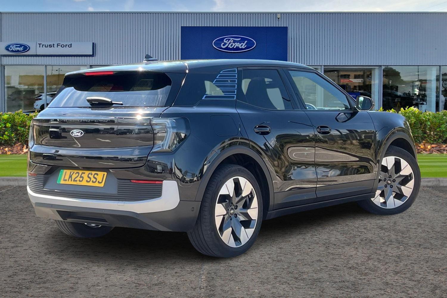 Ford Explorer Photo 3