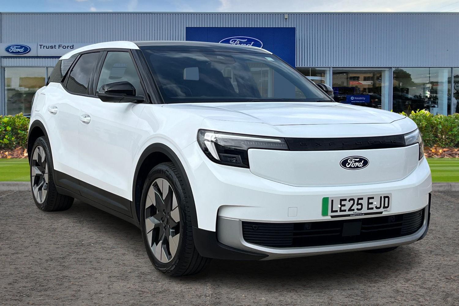 Ford Explorer Photo 0