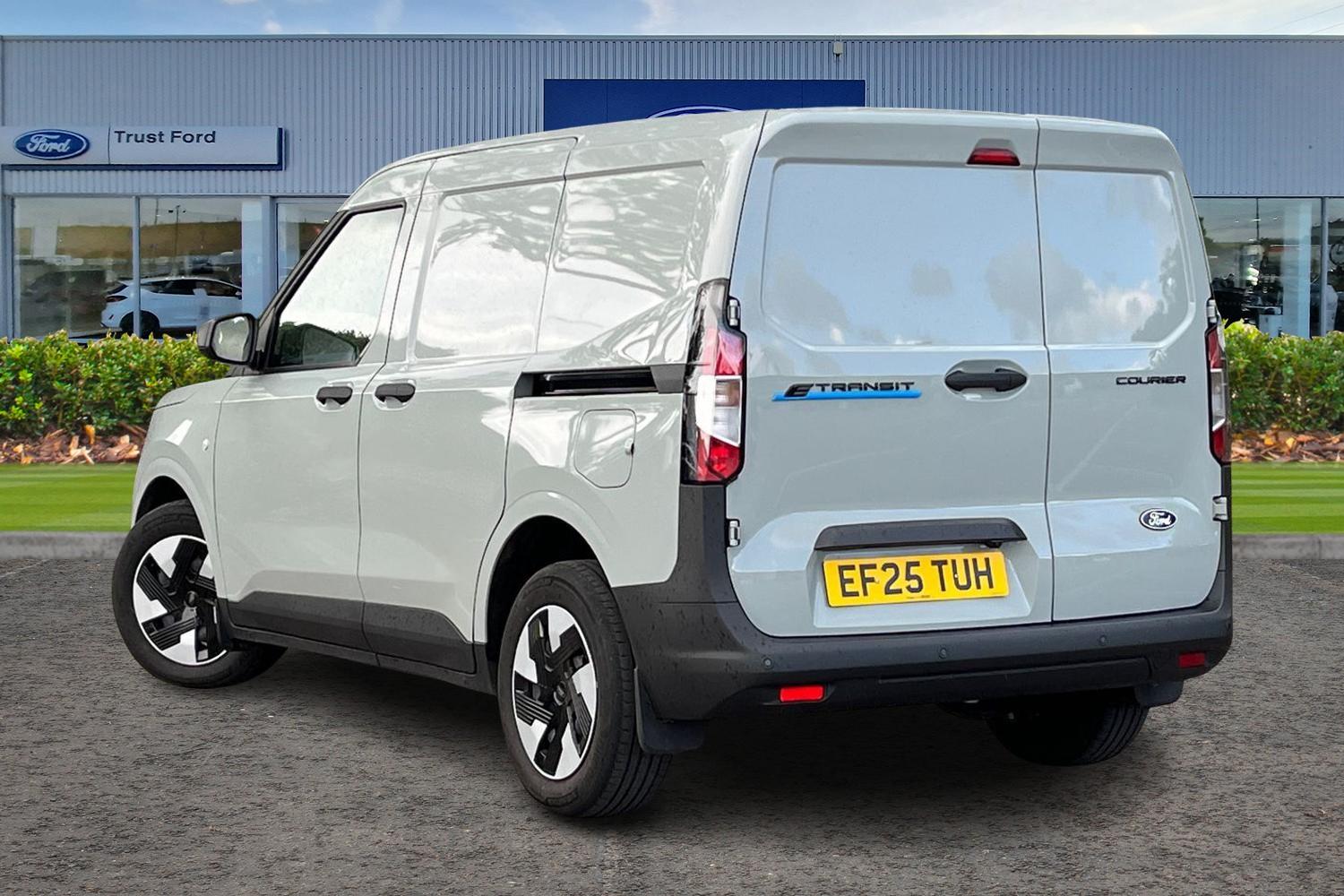 Ford E-TRANSIT COURIER Photo 1