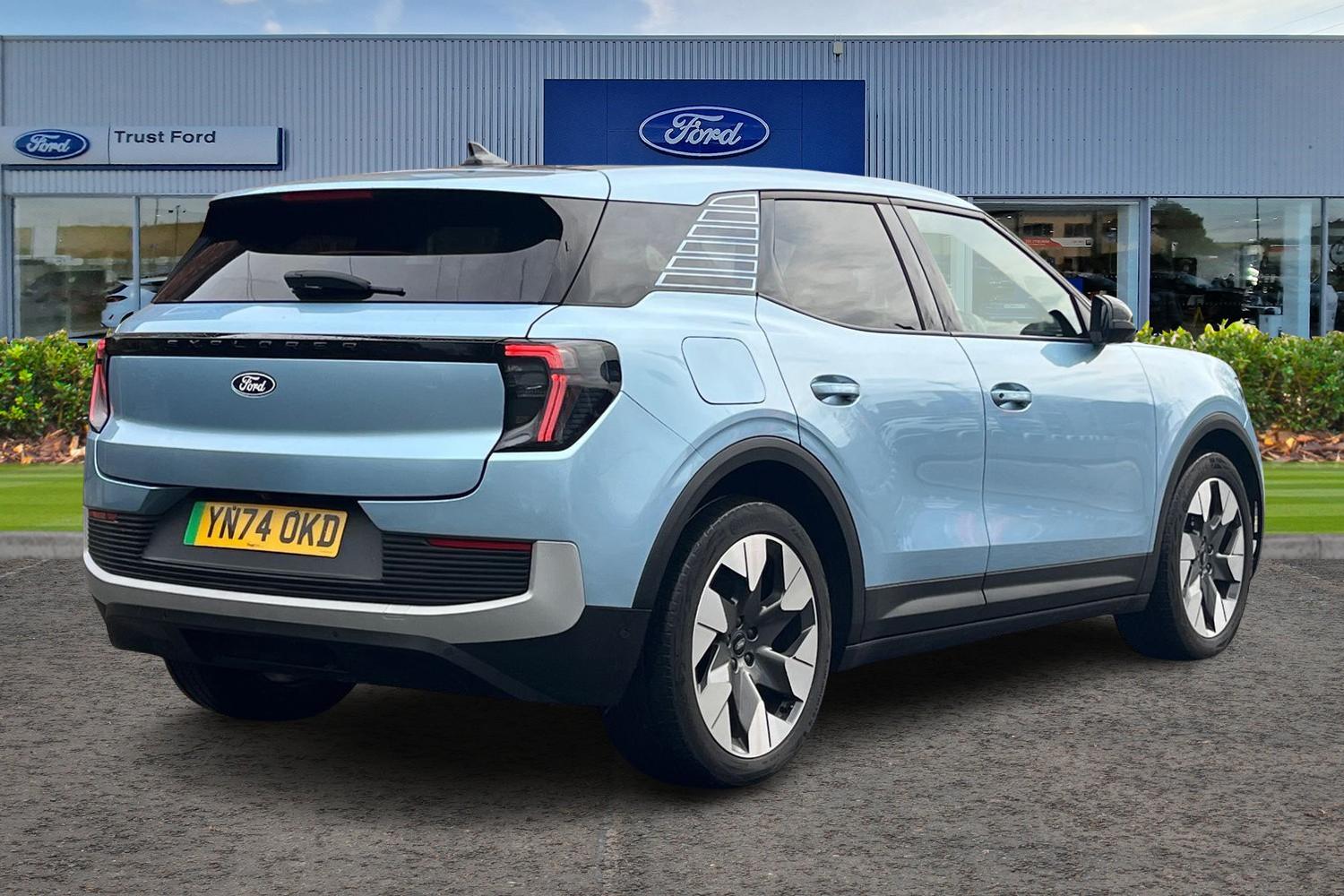 Ford EXPLORER Photo 3
