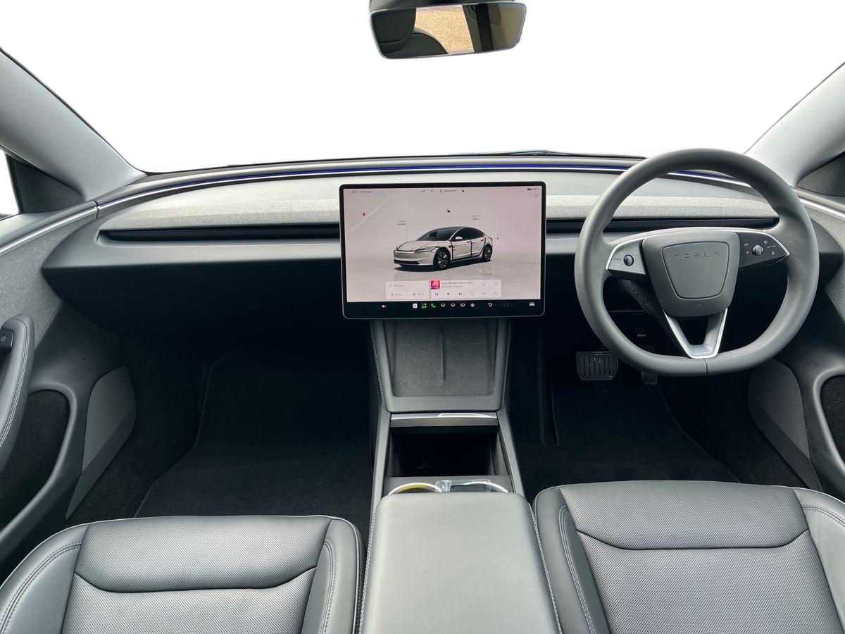 TESLA Model 3 Photo 9