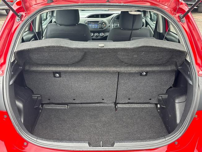 TOYOTA Yaris Photo 12