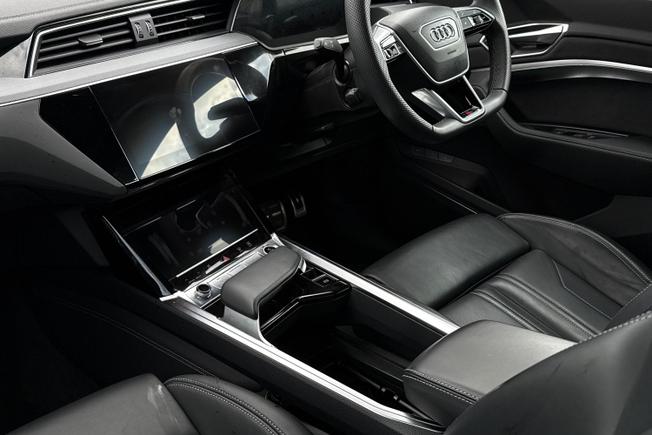 AUDI Q8 E-Tron Photo 25