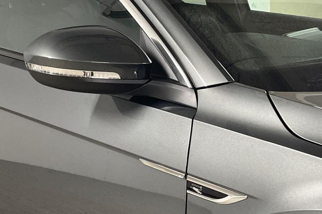 VOLKSWAGEN T-Roc Photo 20