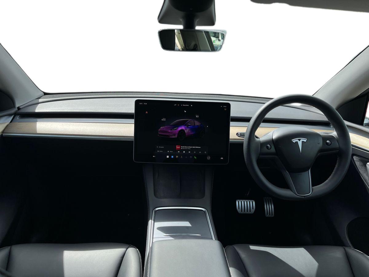 TESLA Model Y Photo 9