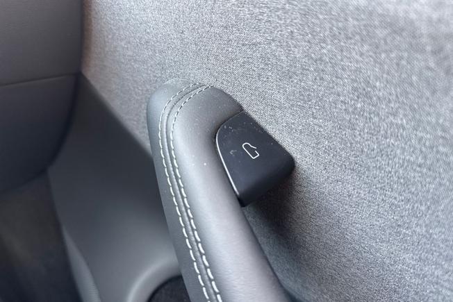 TESLA Model 3 Photo 38