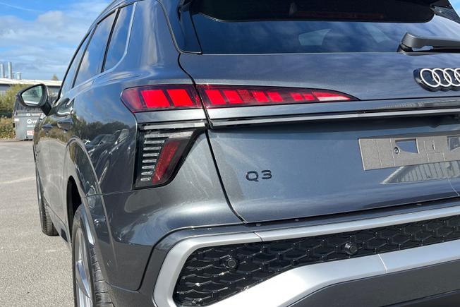 AUDI  Q3 SUV Photo 26