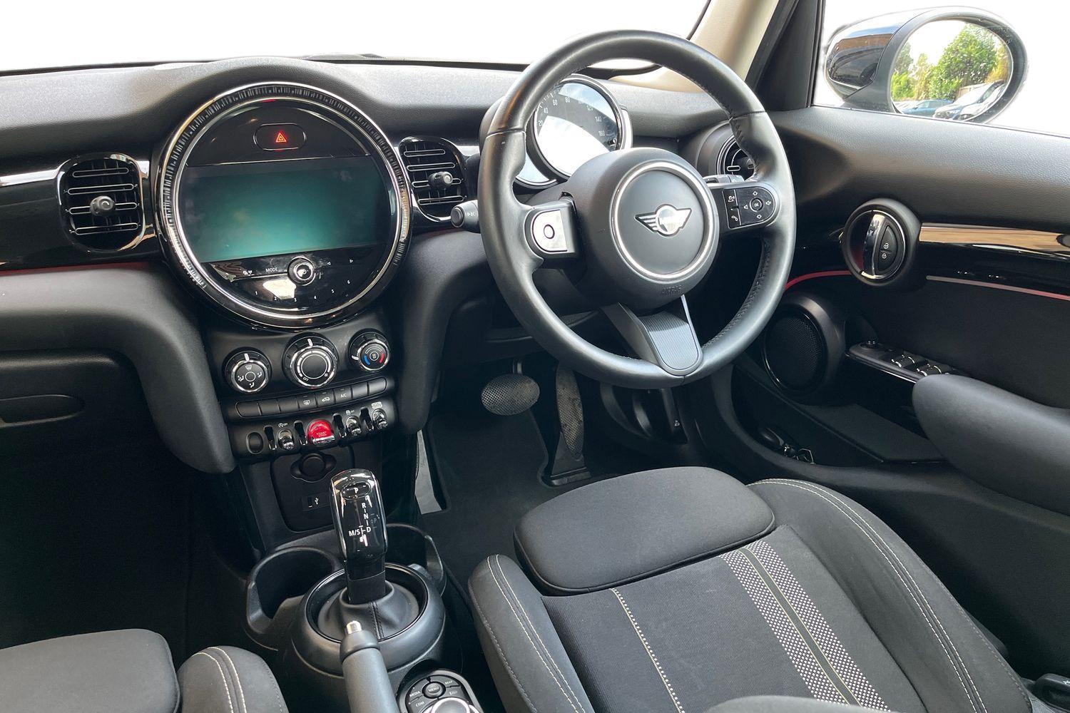 MINI HATCHBACK Photo 10