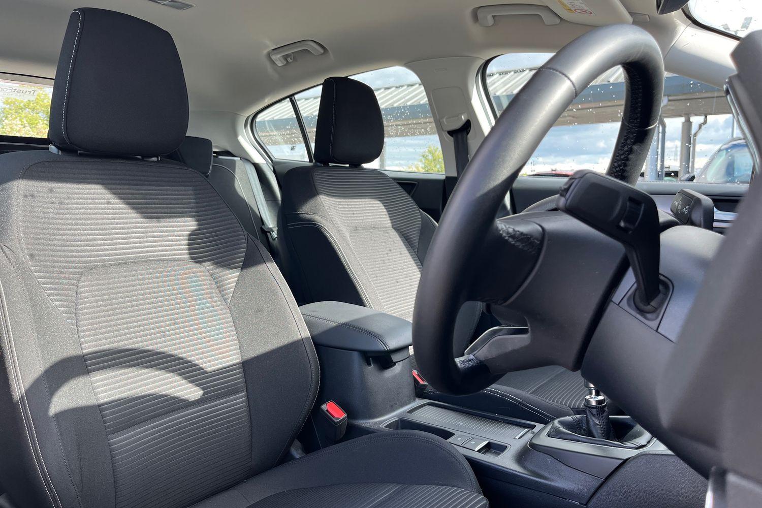 Ford Focus Photo 16