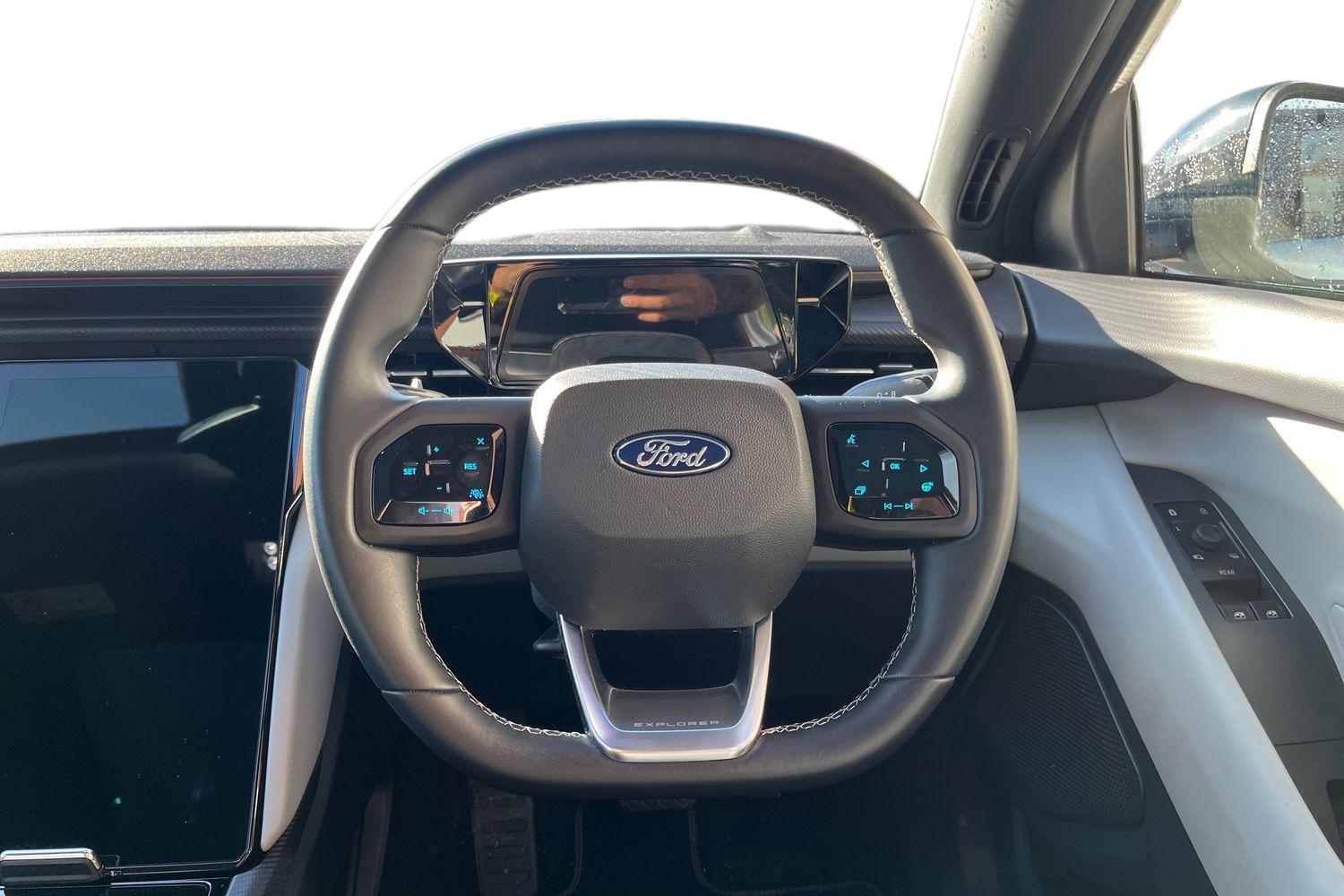 Ford Explorer Photo 10
