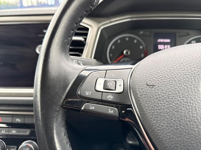 VOLKSWAGEN T-Roc Photo 16