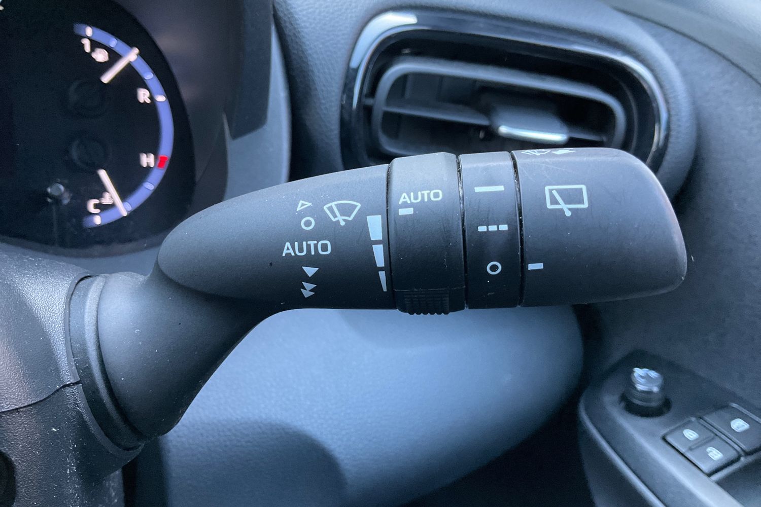 Toyota YARIS CROSS Photo 14
