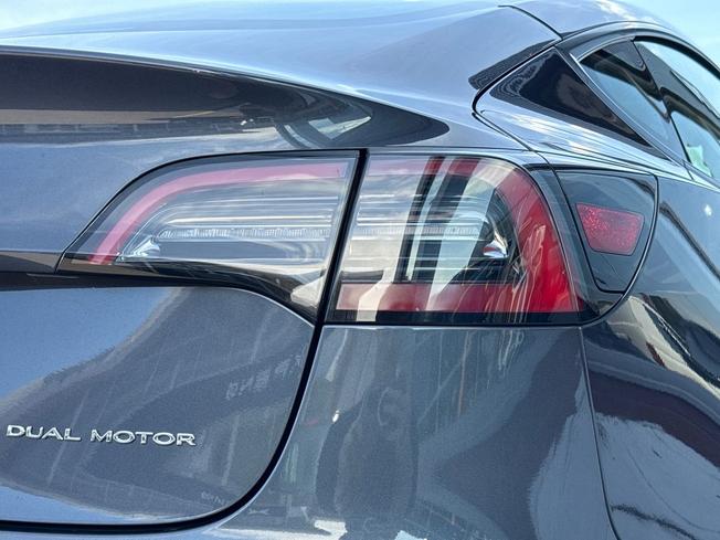 TESLA Model 3 Photo 18