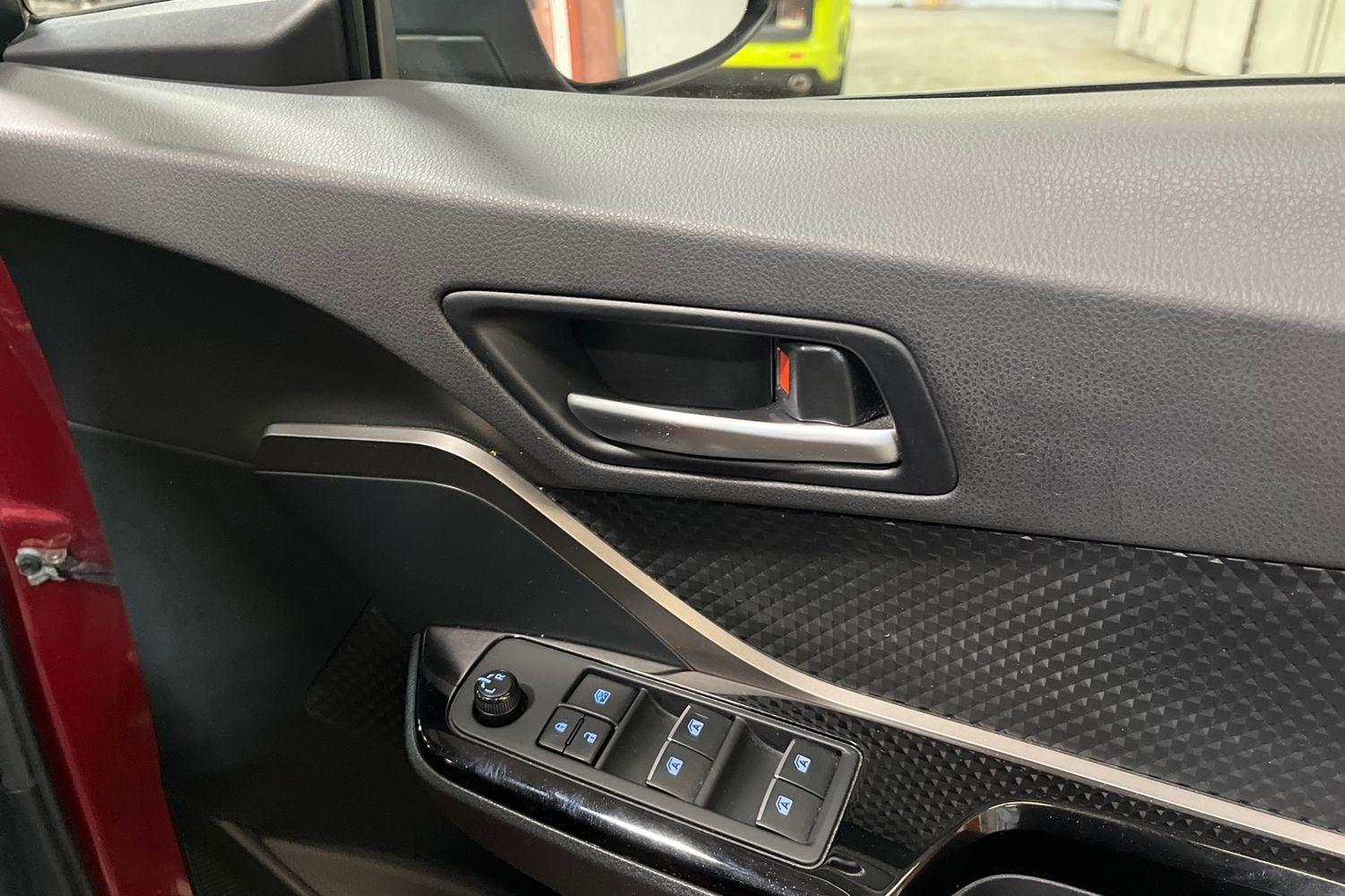 Toyota C-HR Photo 24