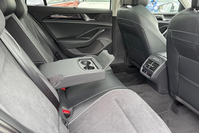 VOLKSWAGEN Passat Photo 23