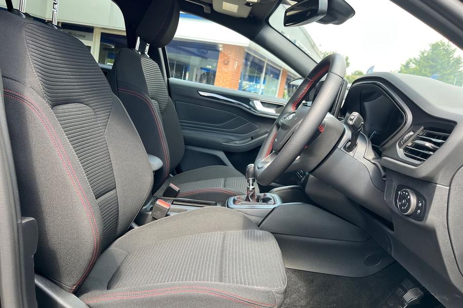 Ford FOCUS Photo autoimg-93b00257dea8db988c1df6aae98005cba46a9cd9.jpg
