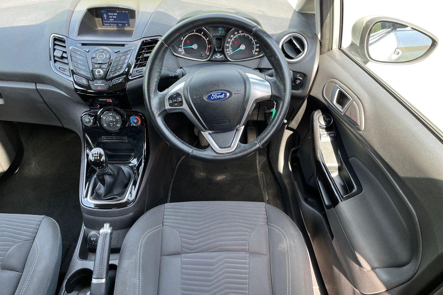 Ford FIESTA Photo 10