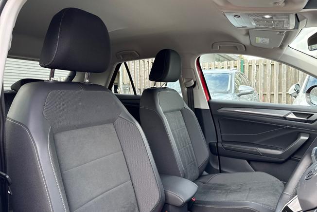 VOLKSWAGEN T-Roc Photo 28