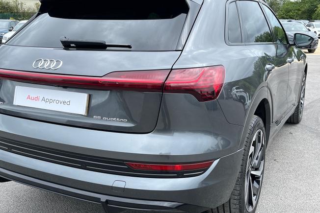 AUDI e-tron Photo 18