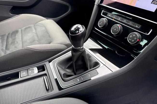 VOLKSWAGEN Golf Photo 28