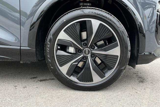 Audi  Q6 SUV Photo 5