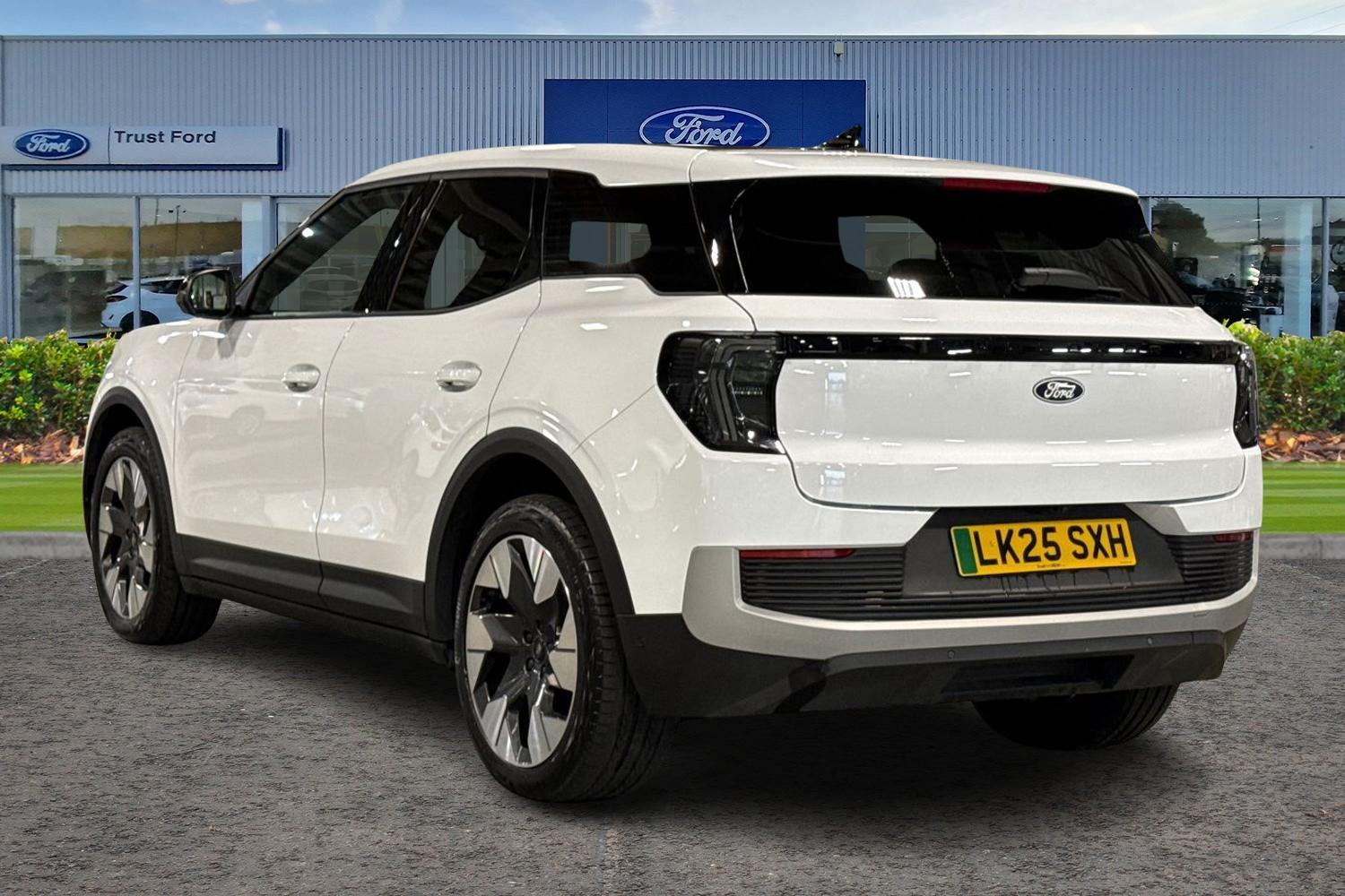 Ford Explorer Photo 1