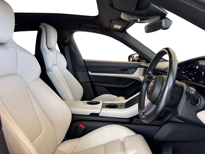 PORSCHE Taycan Photo 11
