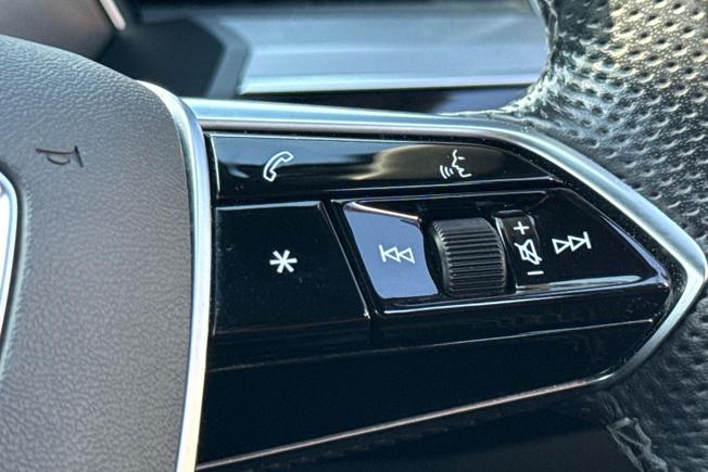 AUDI Q8 E-Tron Photo 17