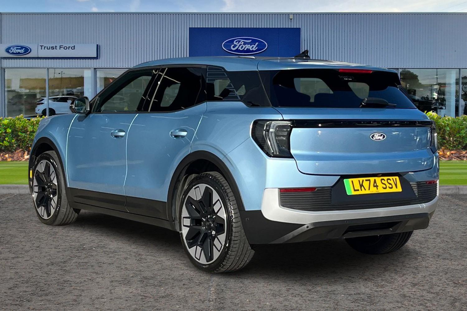 Ford Explorer Photo 1