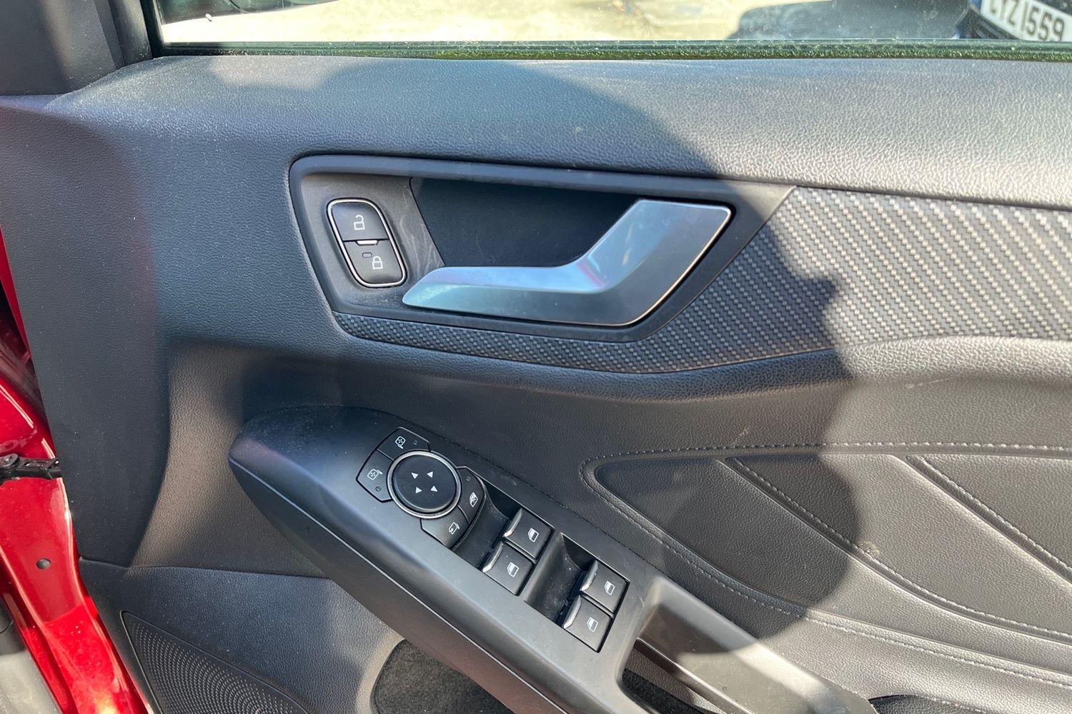 Ford FOCUS Photo 24