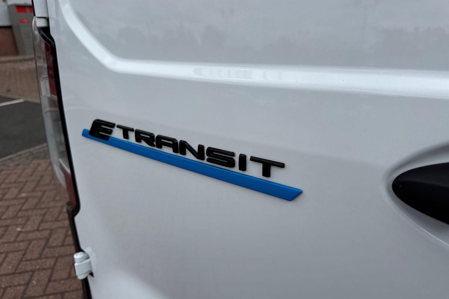 Ford E-TRANSIT COURIER Photo 19