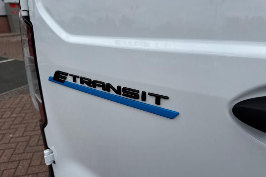 Ford E-TRANSIT COURIER Photo autoimg-944fe8c4e2e5c318bbc72fe3c3510763b4437c75.jpg