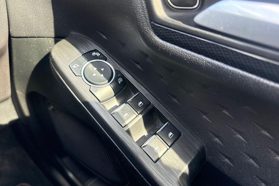 Ford KUGA Photo autoimg-946bca12547929acb10866bfceb9323bebf93711.jpg