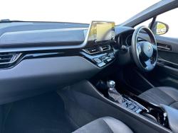 TOYOTA C-Hr Photo 2