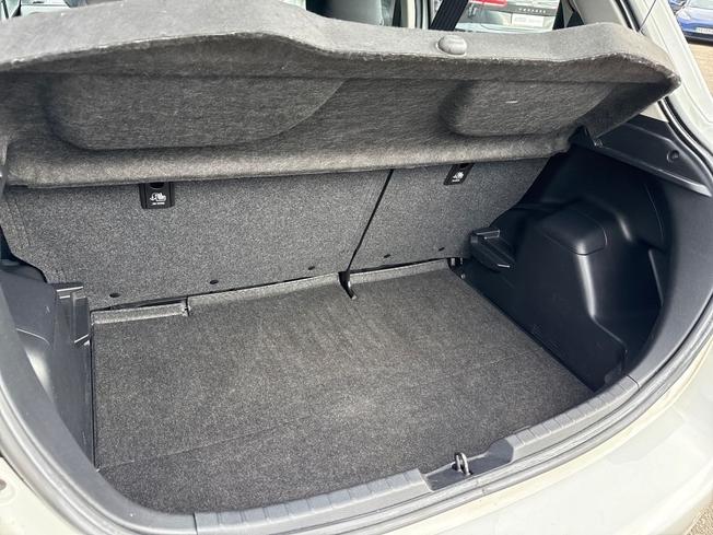 Toyota YARIS Photo 12