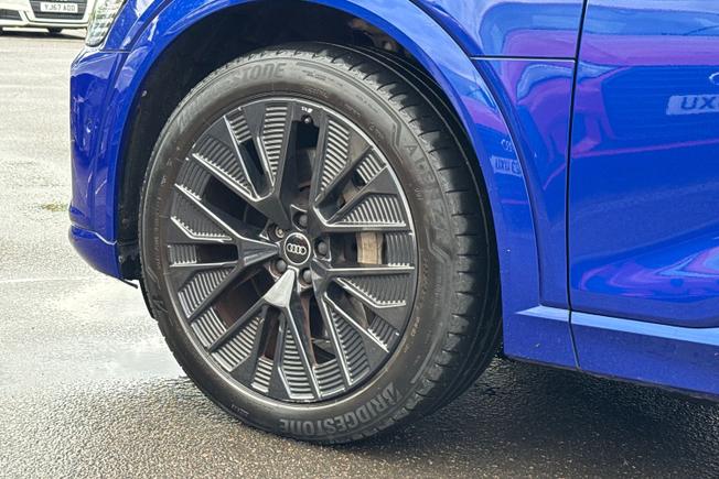 AUDI Q8 E-Tron Photo 22