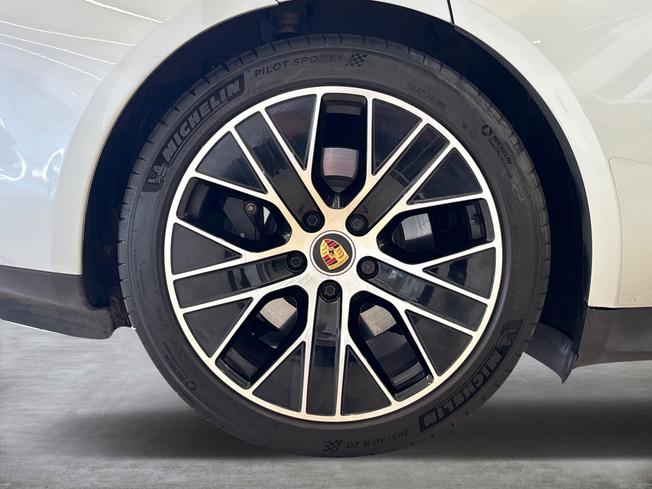 PORSCHE Taycan Photo 9